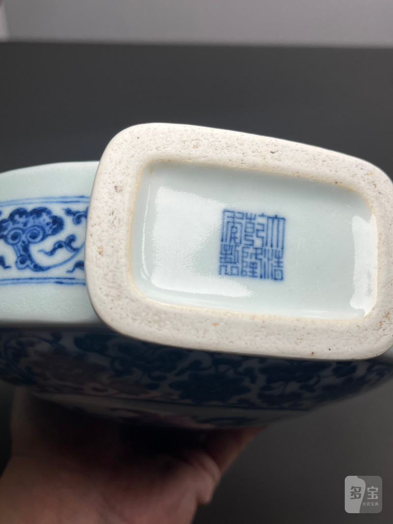 清乾隆  青花缠枝莲杏圆开光福寿纹双如意耳扁瓶 - 图28